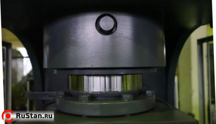 Пресс оборудован гидроцилиндром поршневого типа фото №2 Пресс гидравлический П6324Б фото №2