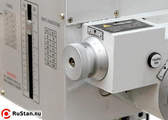Маховик микрометрической подачи вынесен на фронтальную часть фрезерной головки и снабжен нониусом. фото №8 Маховик микрометрической подачи вынесен на фронтальную часть фрезерной головки и снабжен нониусом. фото №8