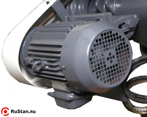 Привод движения ленточного полотна рассчитан на три скорости резания, которые составляют соответственно 27/45/69\мин. Осуществляйте подбор требуемого режима исходя из ряда факторов: геометрии обрабатываемого изделия; материала, из которого оно было создано. фото №8 METAL MASTER MGH-500Z фото №8