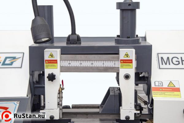 Полотно расположено перпендикулярно заготовке. Это обеспечивается благодаря направляющим, в которые установлены подшипники. Вылет направляющих регулируется в зависимости от размеров заготовки. фото №4 METAL MASTER MGH-350 фото №4