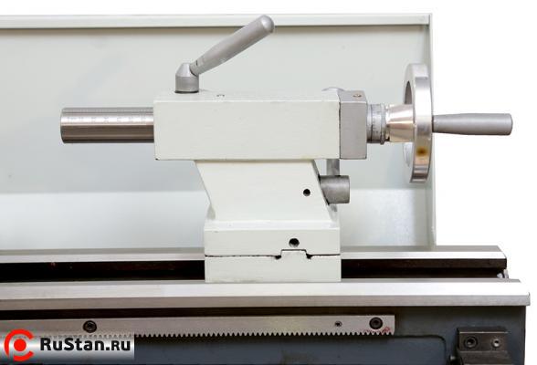 Для ослабления задней бабки с целью установки глубины сверления и закрепления длинных заготовок в центрах станок оснащен быстрозажимным зажимом.Вылет пиноли задней бабки составляет 60 мм фото №3 Metal Master MML 2550V фото №3