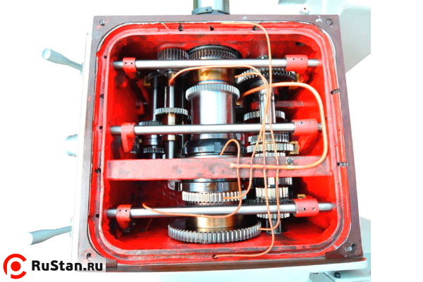 12-ти ступенчатая коробка передач, изготовленная из качественной конструкционной стали, развивает большой крутящий момент на малых оборотах. Для повышения долговечности коробки передач ко всем шестеренкам и подшипникам подведены масленые трубки. фото №19 METAL MASTER Z51100 DRO RFS фото №19